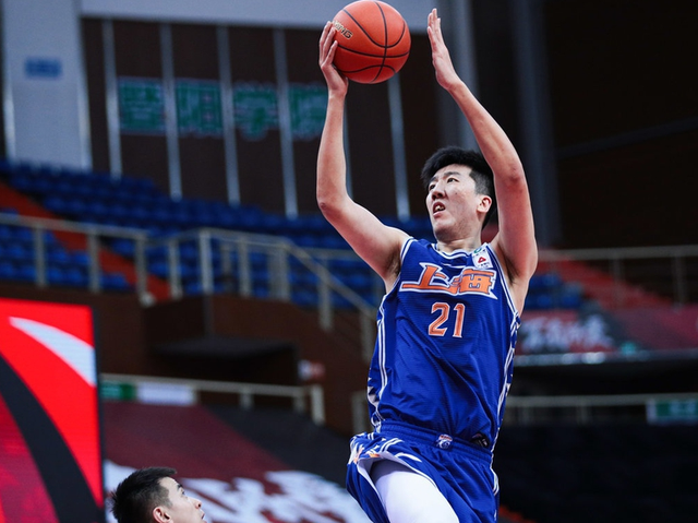 体育娱乐-边锋应该怎样接球